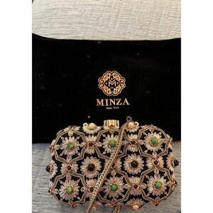 Minza Khan Bano Clutch